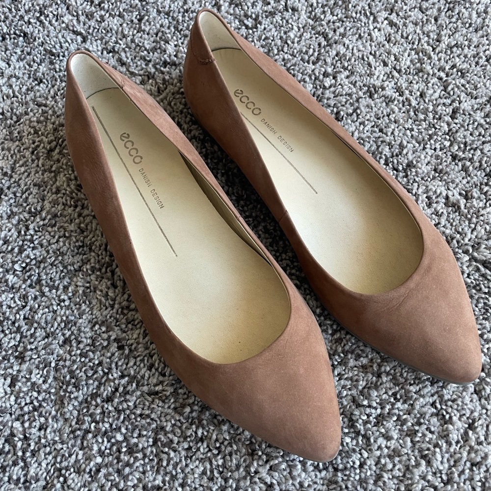 Ecco pointed flats